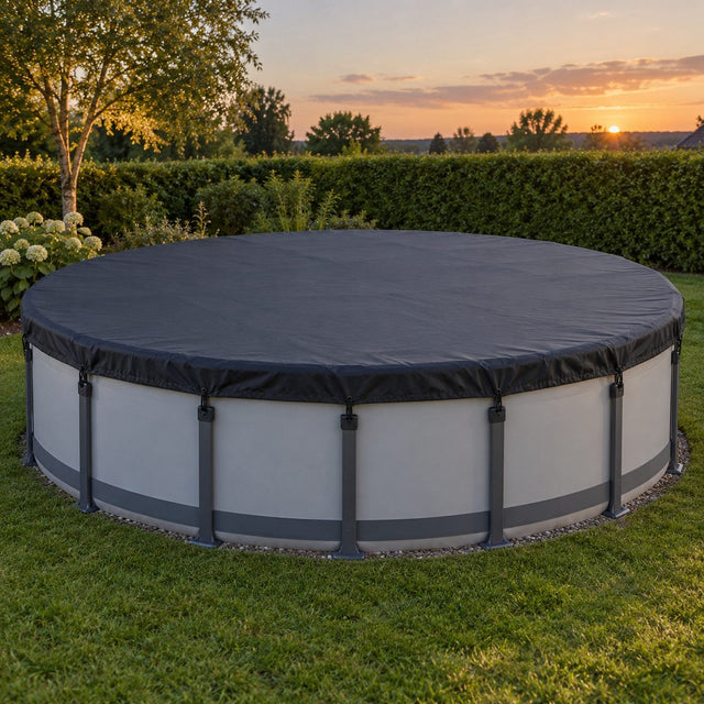 Piscine ronde hors sol entièrement recouverte d'une bâche sombre bien tendue, cordon serré et sandows répartis autour du bord