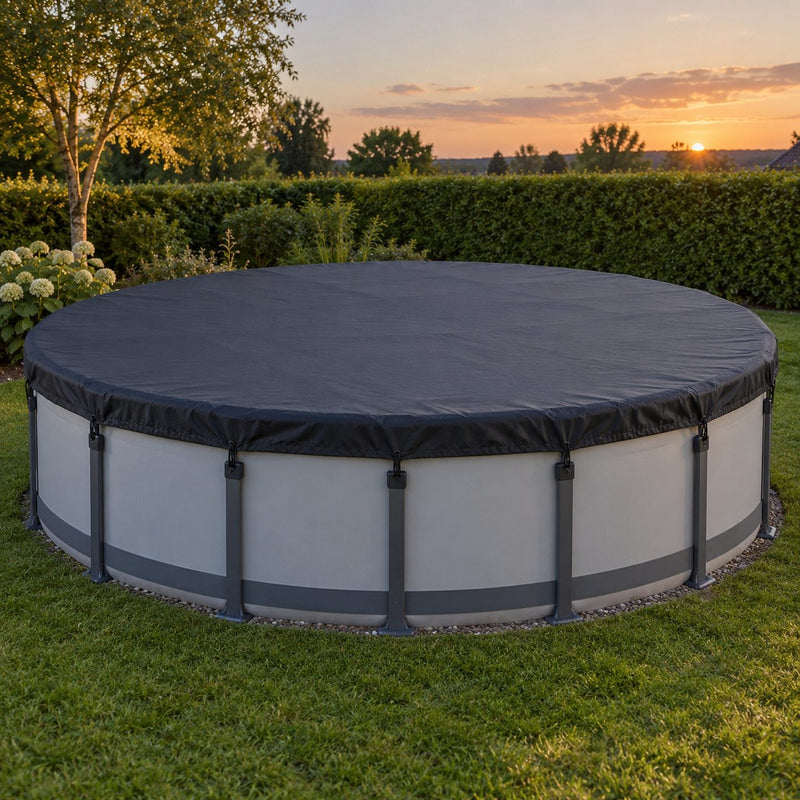 Piscine ronde hors sol entièrement recouverte d'une bâche sombre bien tendue, cordon serré et sandows répartis autour du bord