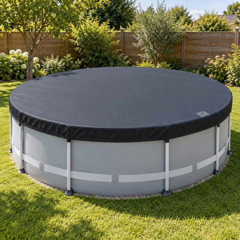 Piscine hors sol ronde recouverte d'une bâche réparée, bien tendue