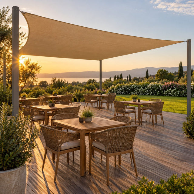 Grande terrasse de café sous une voile d'ombrage sable bien tendue entre des poteaux, avec une ombre régulière