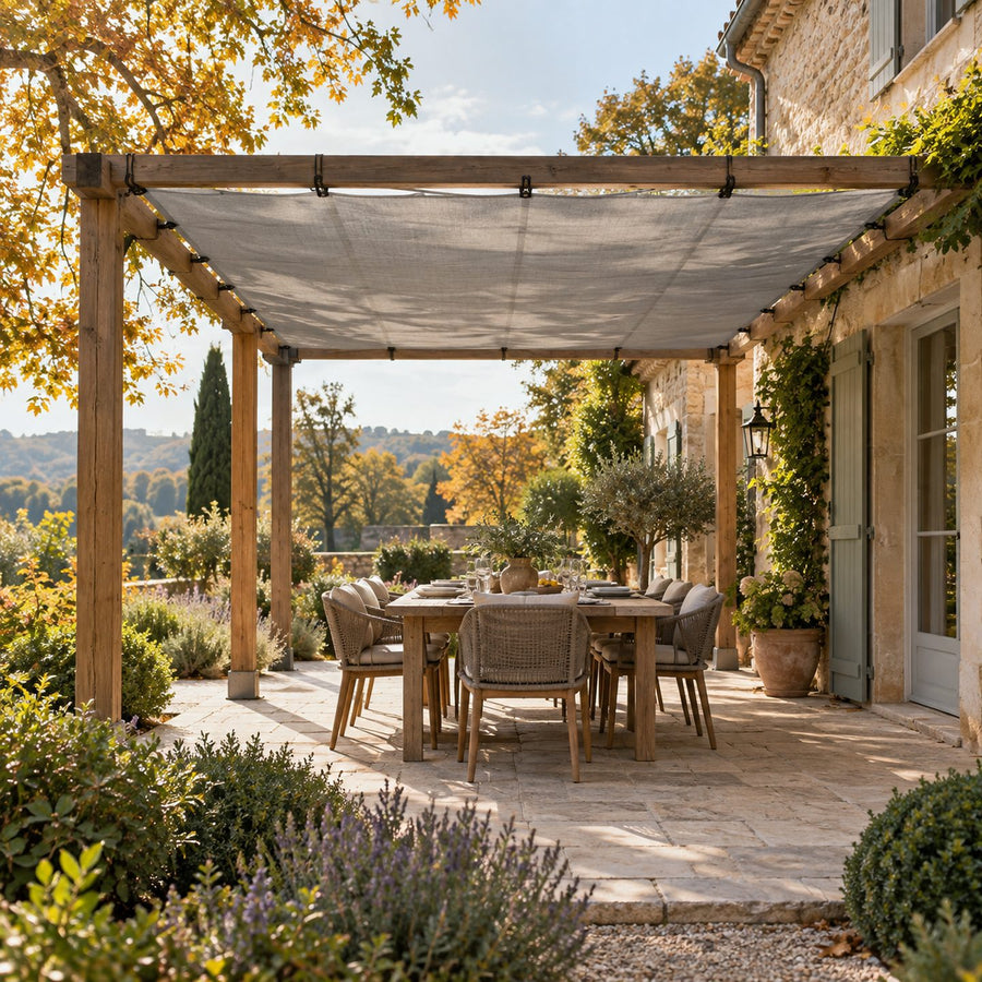 Pergola en bois dont le toit est couvert d'une bâche gris clair