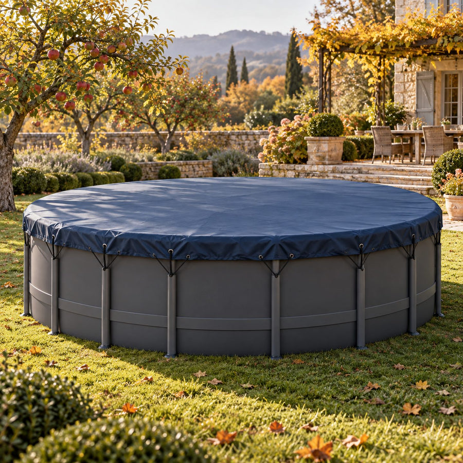 Piscine hors sol ronde couverte d'une bâche bleue retenue par des cordes
