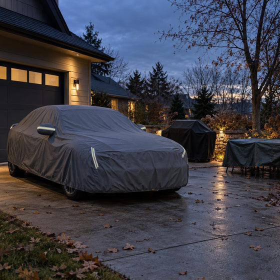 Allée de maison en fin novembre : voiture, barbecue et salon de jardin sous leurs housses de protection