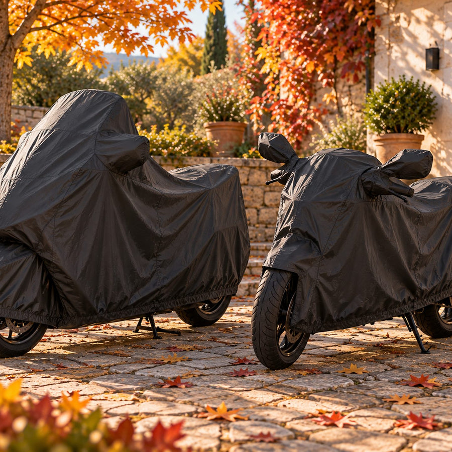Housses moto sur un maxi-scooter et une moto