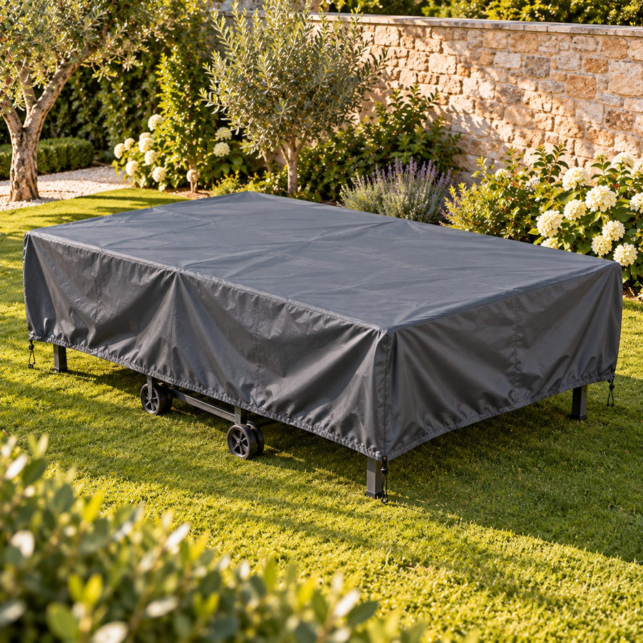Table de ping-pong d'extérieur couverte d'une housse grise sur une pelouse