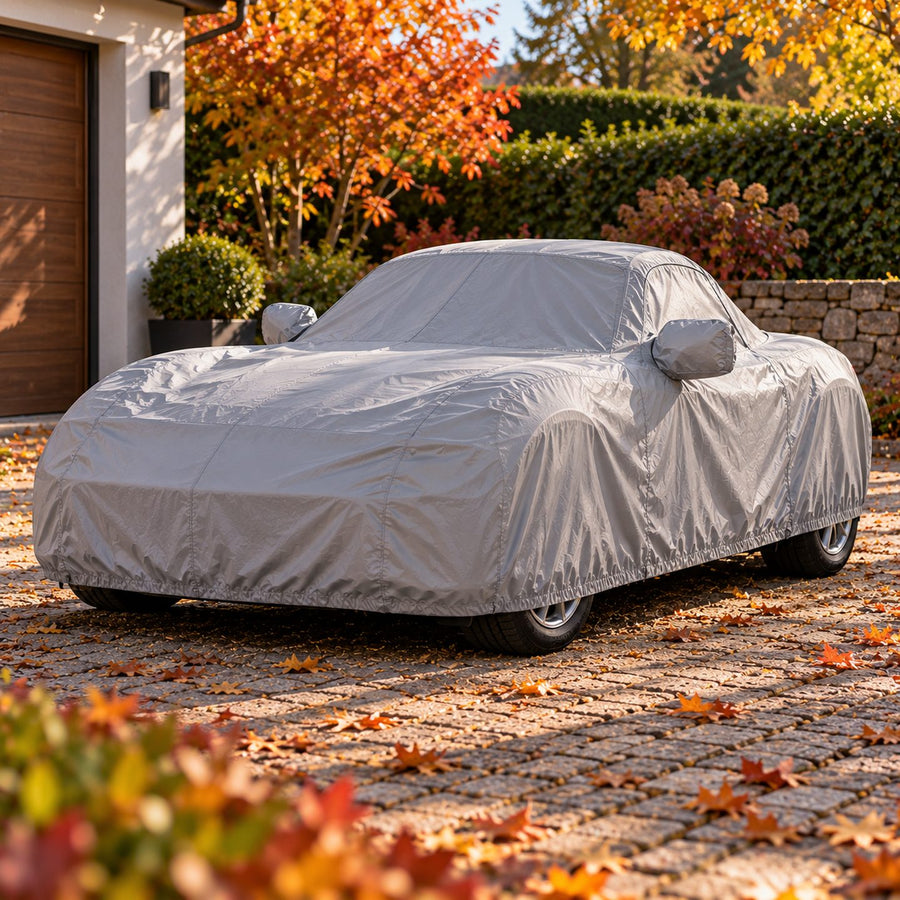 Housse voiture sur un petit roadster deux places
