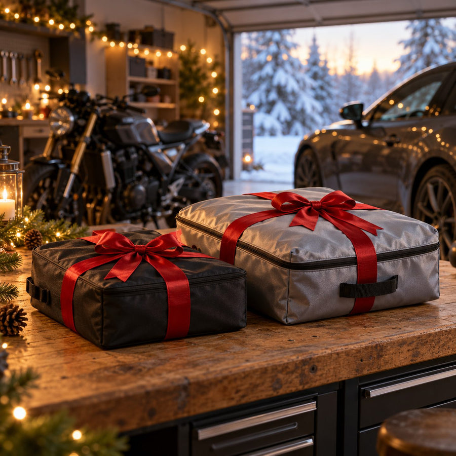Housses de moto et de voiture pliées dans leur sac, nouées d'un ruban rouge sur un établi décoré pour Noël